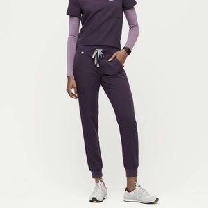 Limited edition “Purple shadow” figs💜 Catarina scrub top and Zamora joggers